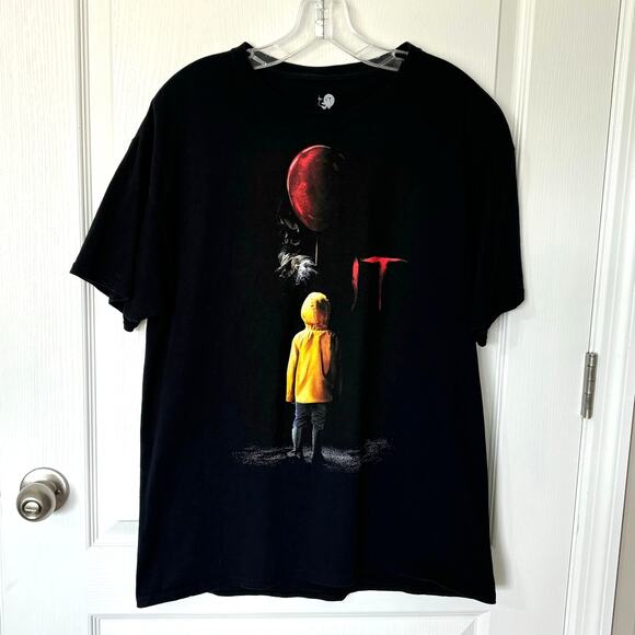 Stephen King's It Pennywise Clown Yellow Raincoat Graphic Print T-Shirt Mens L - Picture 5 of 5